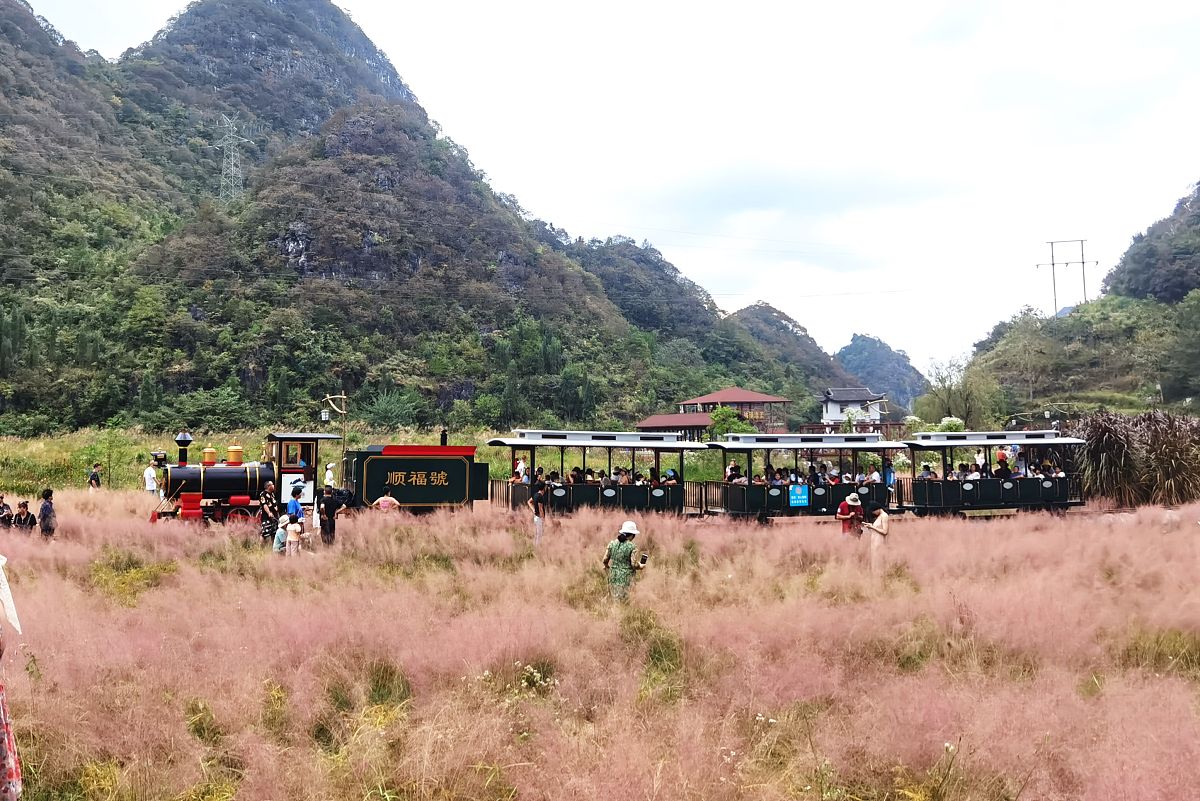 使用HTML5编写一个的网页要求页面简洁页面背景颜色要求为青色页面头部为深绿色并且有美食美景攻略点击可以实现跳转主体上半部分是景点介绍的视频主体下半部分是美景介绍要求第一行图片在左边介绍文字在图片右边文字使用手写字体页面底部要求为深绿色高度为20px有作者姓名