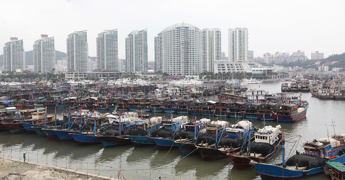 2013年11月9日,海南三亚,在海南省三亚市渔港,渔船回港避风.