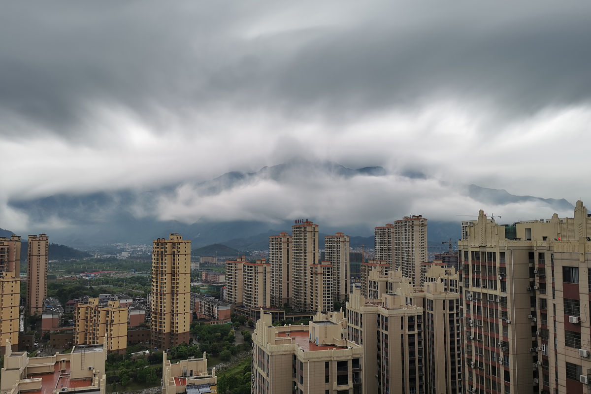 2021年5月4日,江西省庐山市,受降雨天气作用,庐山被云雾环绕,远远望去