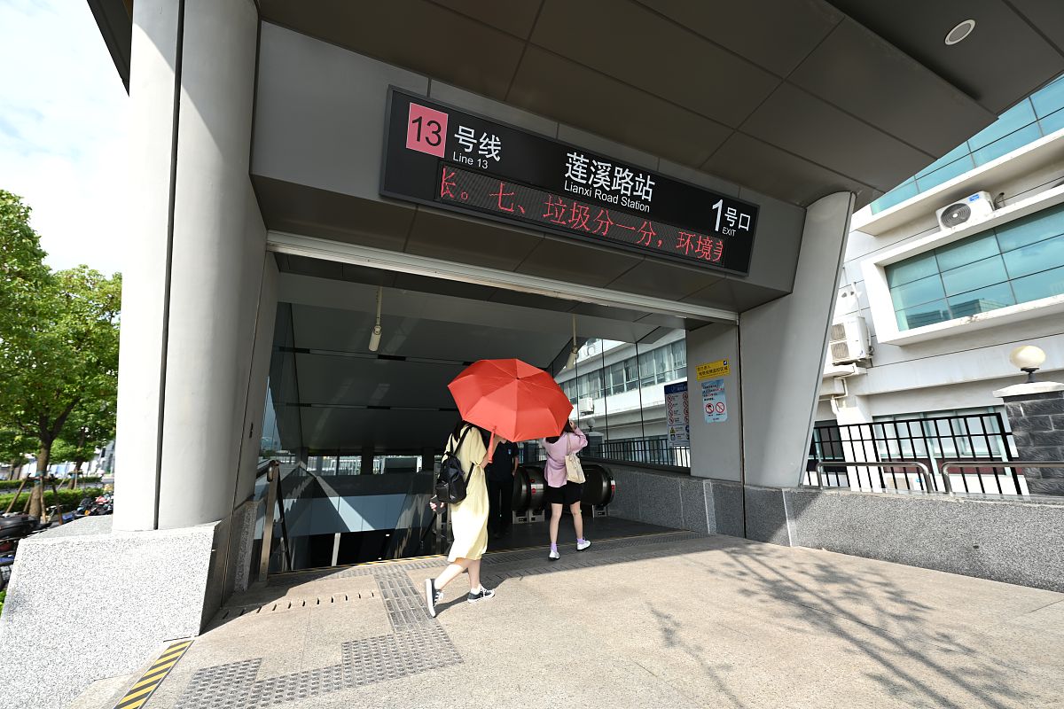 上海地铁13号线武宁路站地址：武宁路1500号