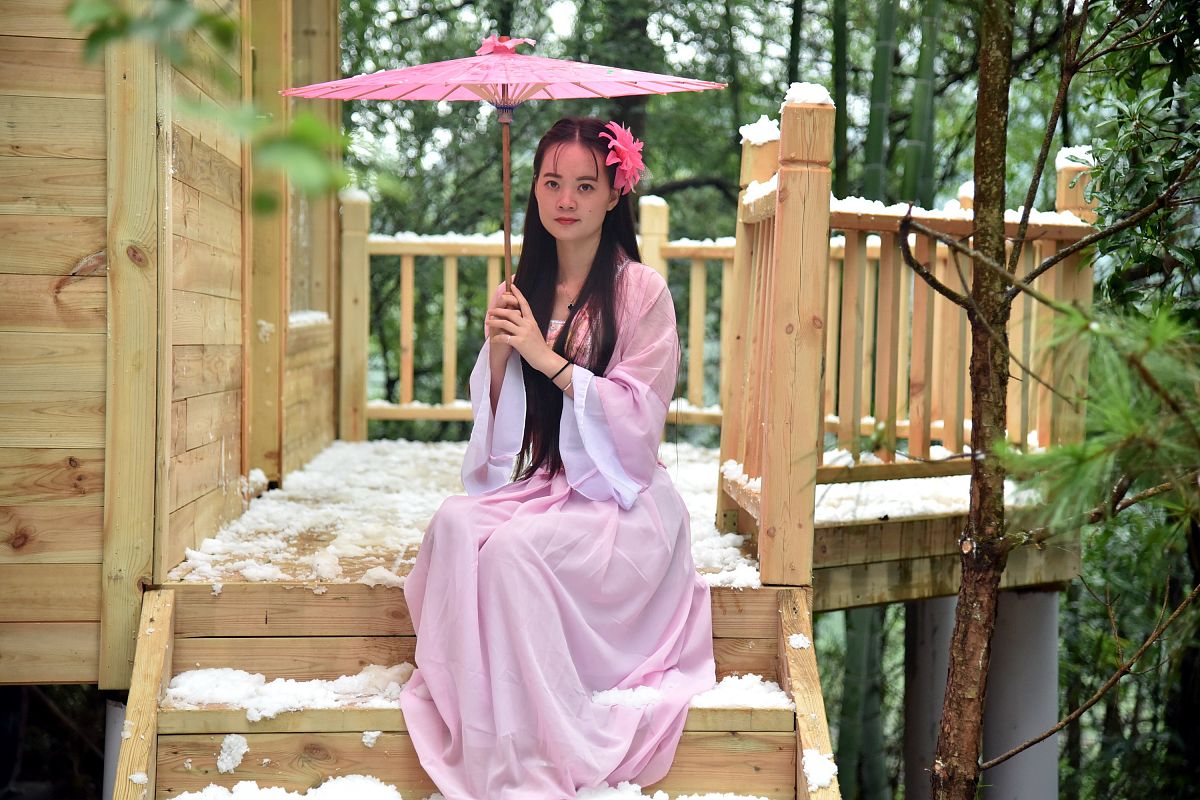 请用诗词夸一夸美女