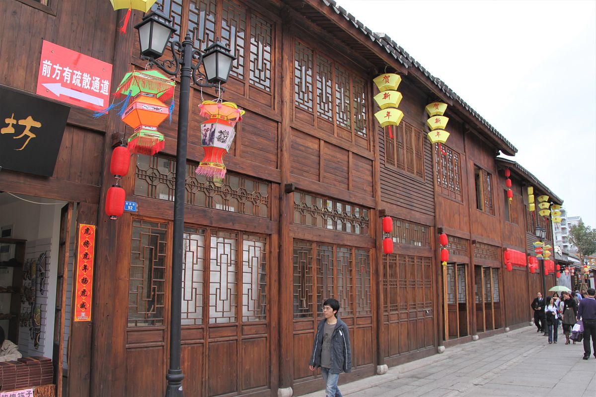 以第一视角写一篇乡村振兴变化的美文描述一下里面变化的画面有古村的变化有商业美食街的变化有街道的变化田野的变化建筑的变化其中墙壁变成了墙绘与艺术进行了融合写得感人一点多一些细节描写