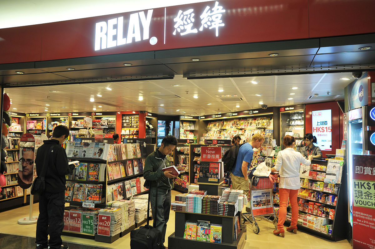 2012年4月20日,香港机场的书店里,许多乘客正在读书.+++_+++消费,购物