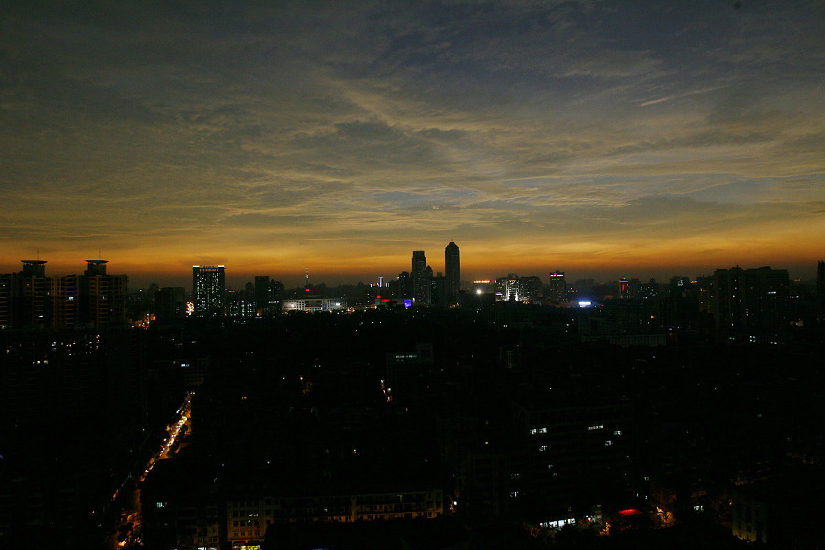 2009年7月22日上午,湖北武汉.汉口西北湖广场附近,日全食开始后人们身