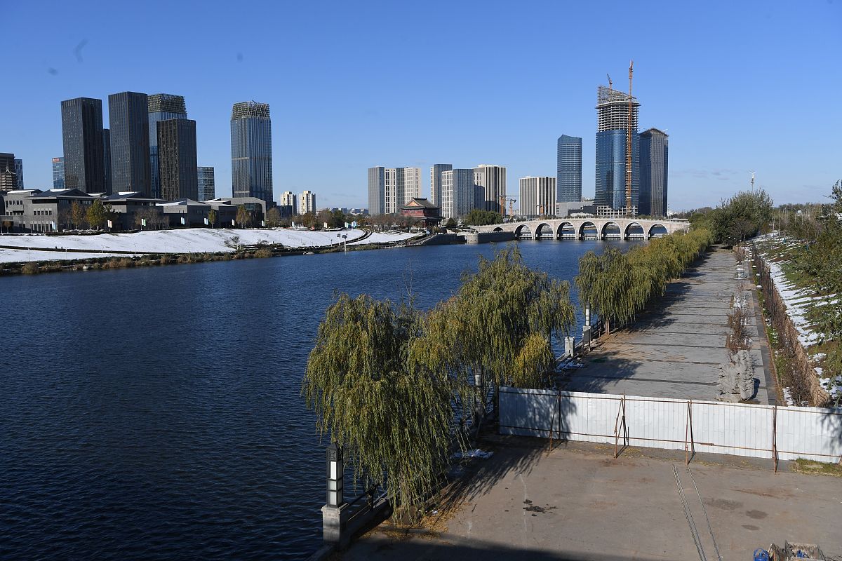 2021年11月9日,北京,城市副中心大运河畔正在建设中的楼盘.