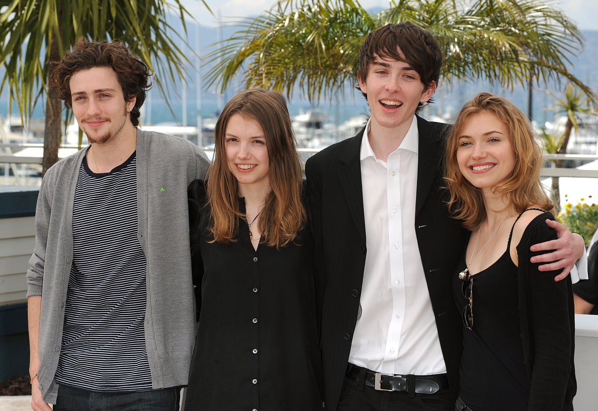 在线聊天室 - 带雪花飘落特效