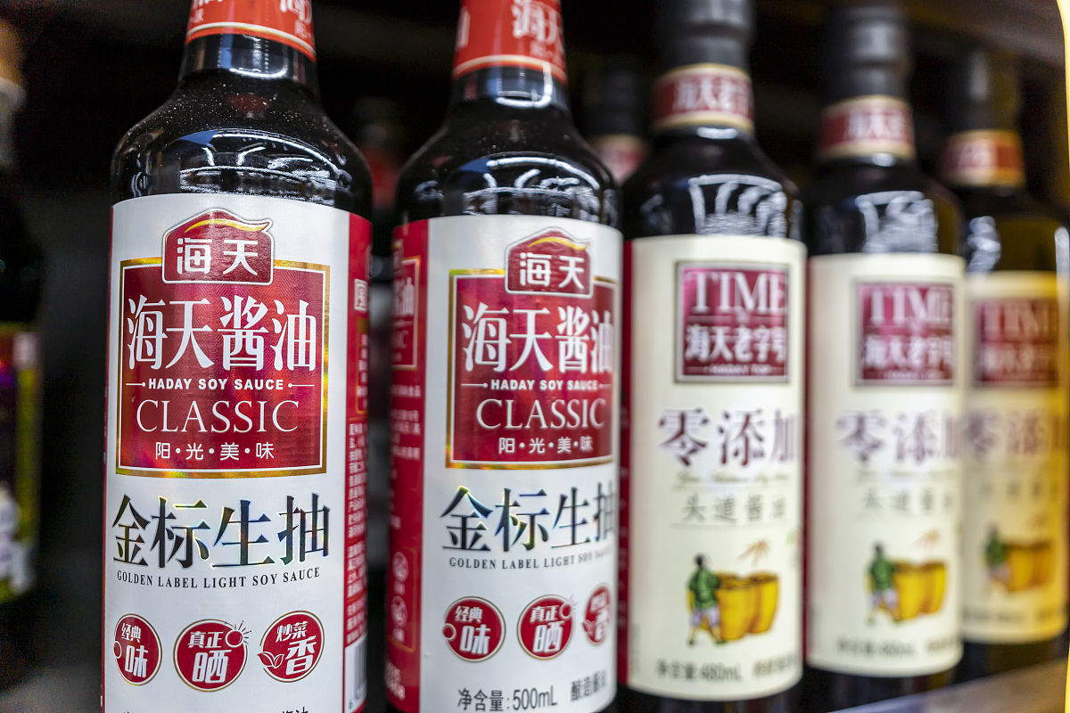 海天酱油的产品通过哪些渠道到达消费者？请思考整个供应和零售链。在过程里这些渠道是如何赚得利润的？它们对生意结果又有什么影响？这些渠道认为什么策略和战术是最有效帮助销售的？要促进销售过往的经验告诉我们有什么致胜因素和关键做法？