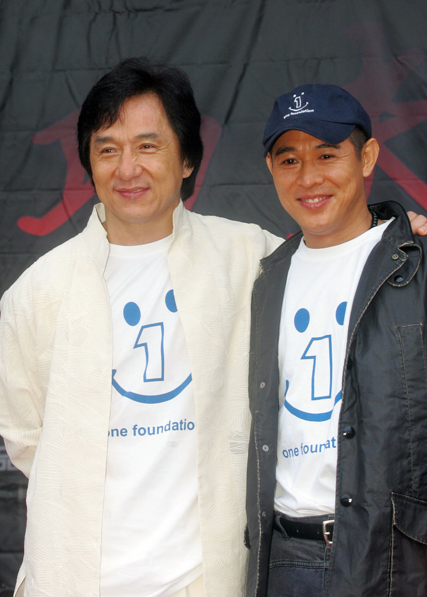 2007年6月,浙江横店影视城.李连杰与成龙参加《功夫之王》发布会.