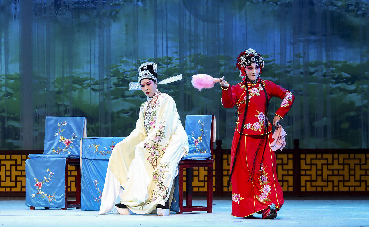 2021年4月24日,江苏淮安,淮海戏演员表演《抬花轿》.