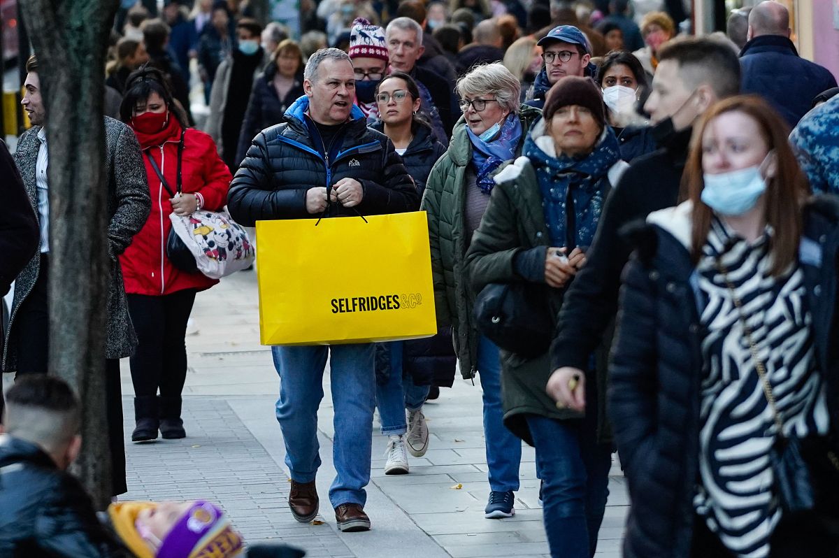 当地时间2021年12月10日,英国伦敦,民众戴口罩防疫,步行街头.shoppers