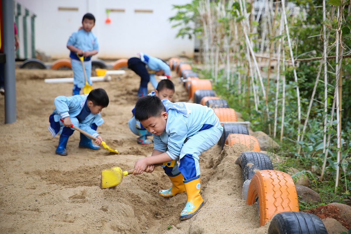 幼儿在玩沙游戏老师的发现与反思