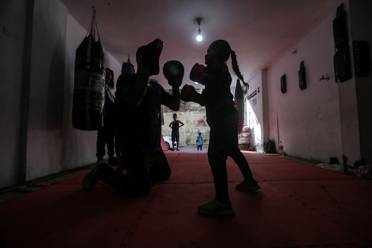 当地时间2021年8月22日,巴勒斯坦教练奥萨马·阿尤布在加沙城训练女孩