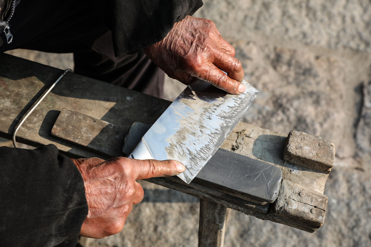 此外还邀请磨菜刀、剪刀的老师傅为居民提供