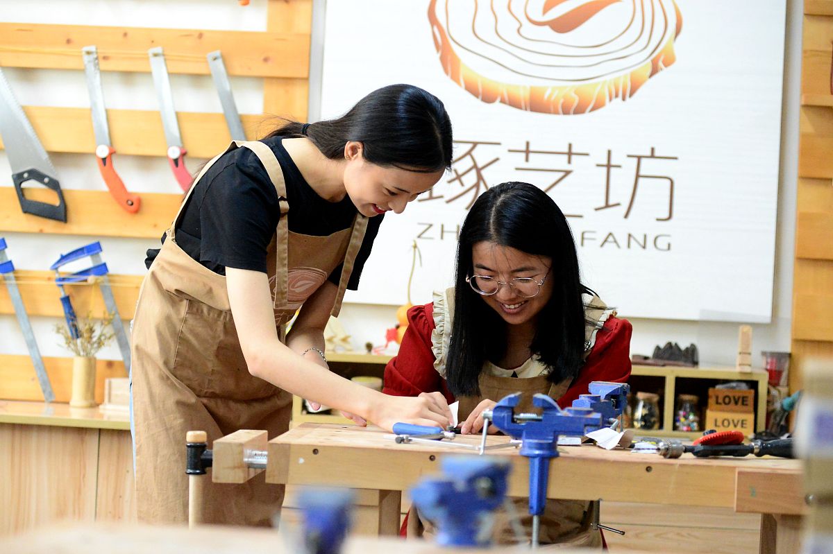 2020年8月28日,车床,刨子,推台锯……木匠,这门古老的手艺,正慢慢被日