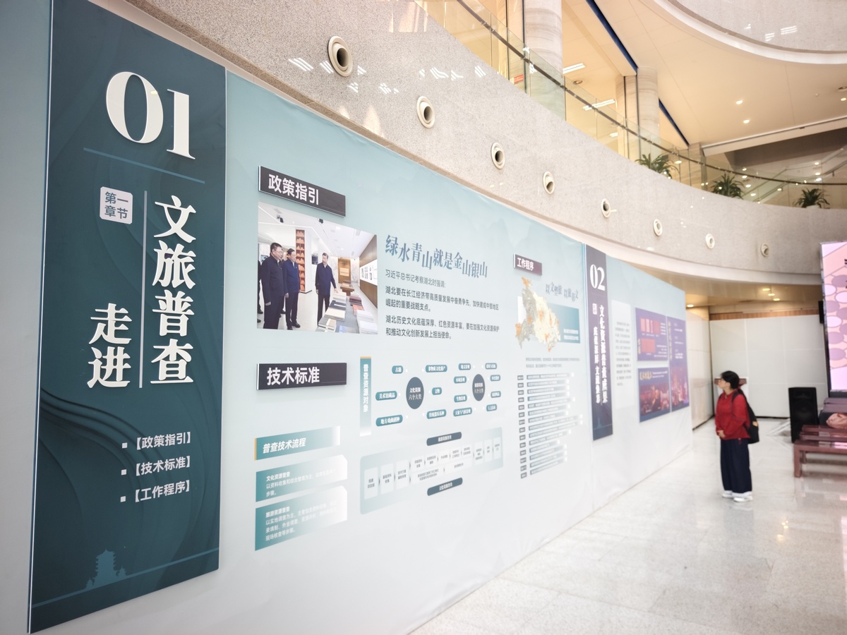 从注重以人为本、营造良好的文化氛围、企业沟通机制顺畅三个层面阐述A公交公司如何强化文化凝聚和导向作用500字