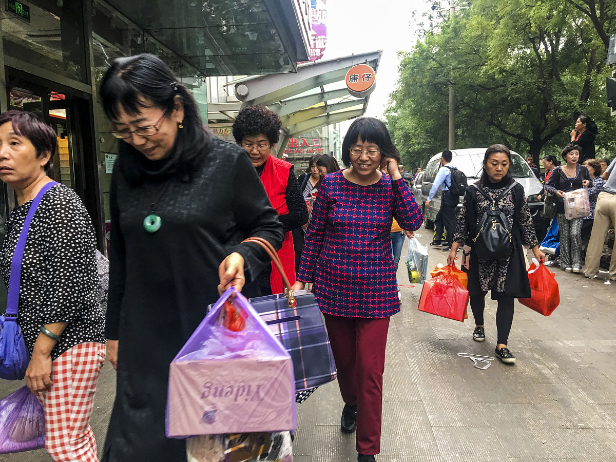2018年9月27日,北京,开业20年,官园批发市场进入撤市倒计时,市民纷纷