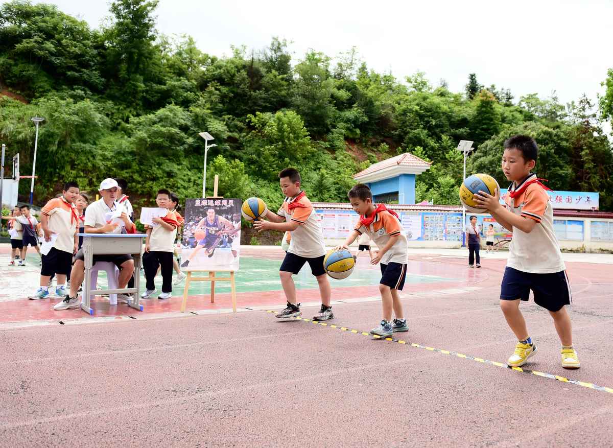 幼儿园体育游戏设计：运球忙 - 锻炼幼儿运动能力和团队合作
