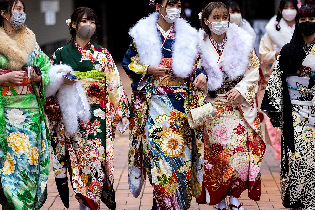 当地时间2022年1月10日,日本神奈川县,当地为20岁的年轻人举办成人礼