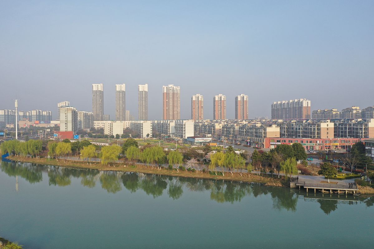 2019年3月26日,江苏省淮安市洪泽区,航拍城市风光.