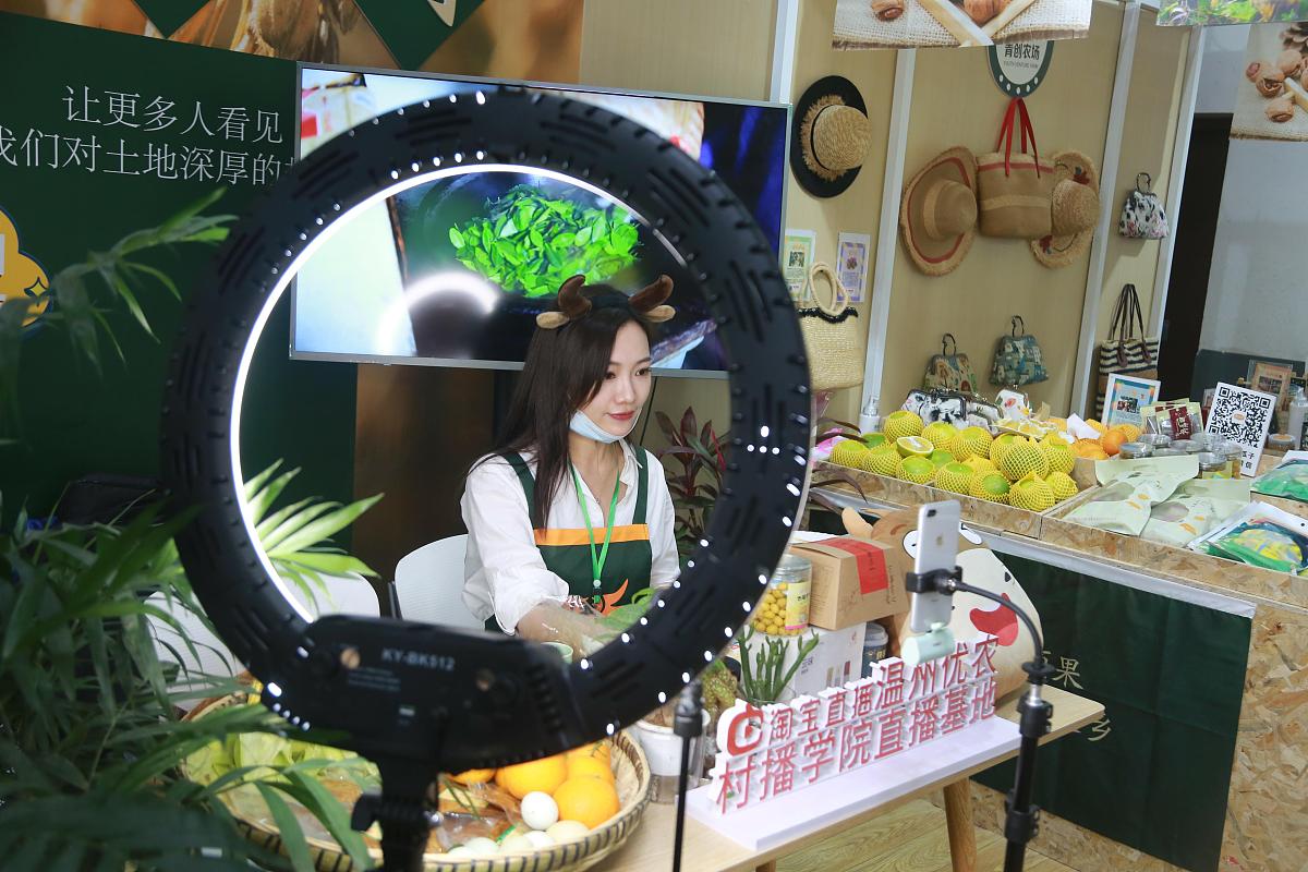 根据以下三点帮我再写一份做得好的地方我的岗位是抖音直播带货叮叮懒人菜食品旗舰店的直播场控1直播间与主播配合默契直播氛围较好2直播间应急补位能力没有冷场情况3能够很好融合适应配合团队交流沟通无障碍