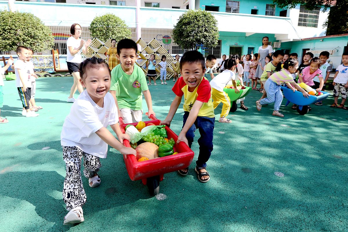 对下面这段话摘桃子游戏中的论文进行扩充到200字：操作游戏规则当我们手指在界面触碰桃子时桃子随着我们的触碰会马上消失并且会和采集桃子的数量相加每一次点击桃子的数量变化都要伴随着桃子的消失和总数的增加。