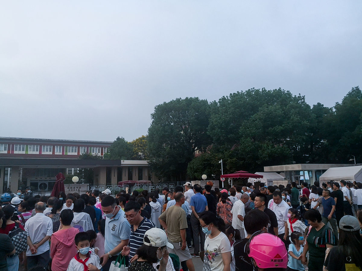 成都石化工业学校招生办电话多少