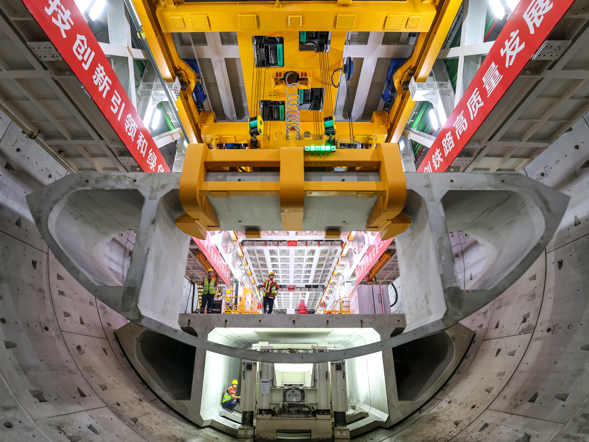 动车组车体刚度提升措施：材料、结构、设计优化