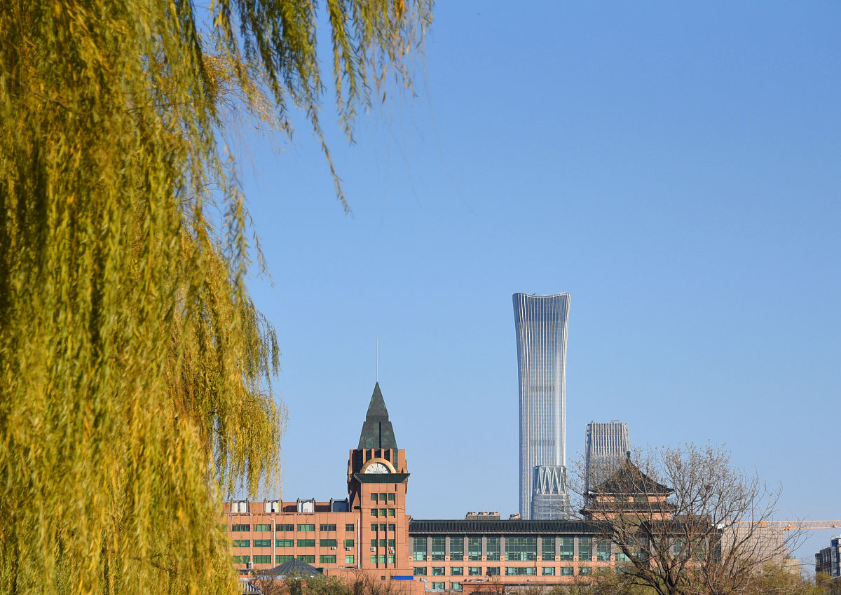 2019年11月24日,北京天气晴好,地标建筑在蓝天的衬托下更显壮美.