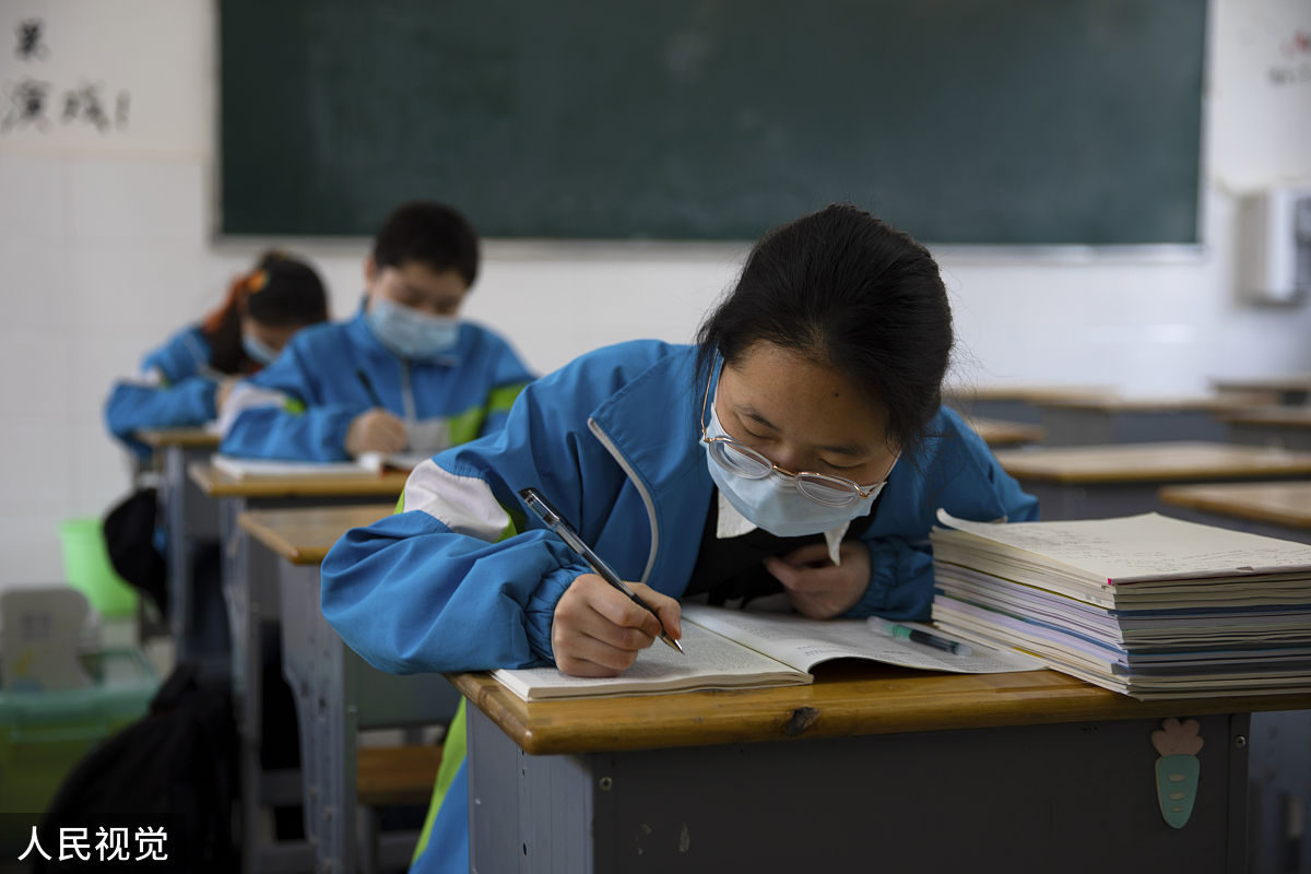 写篇400字的文章内容是关于婚礼上的白酒是每桌一瓶放好还是放在指定位置让喝的人自取从成本浪费客人感受以及其他相关方面探讨一下