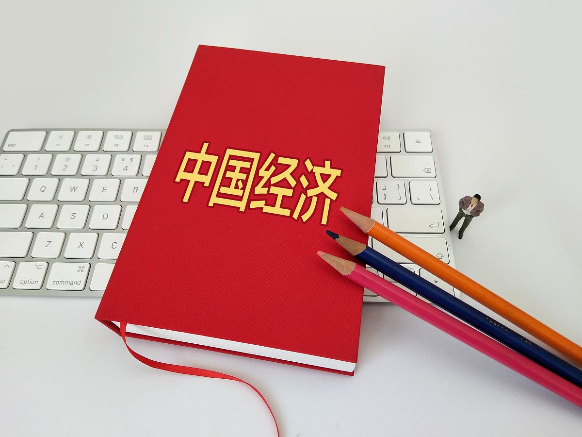 想写一篇论文：中国特色社会主义市场经济理论与实践 不少于3000字