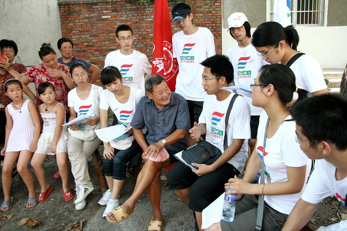 三下乡活动中的社会关爱服务活动即大学生社会实践活动是中国大学生到农村、贫困地区进行教育、科技、文化、卫生、法律等领域的援助和交流的一项重要实践活动。通过这次活动我深入地了解到了农村的真实面貌感受了农村人民的朴实和热情同时也对自己的人生观和价值观产生了深刻的影响。