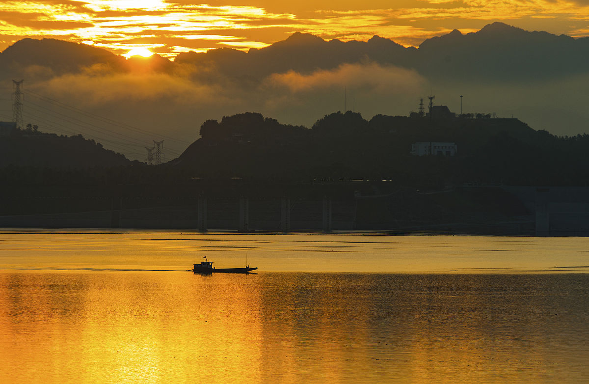 写一段关于《宜昌人事考试网》的介绍100字左右。