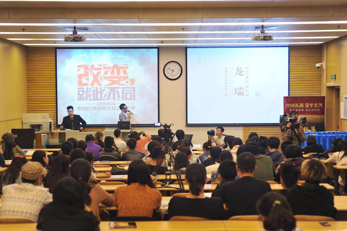 请帮我以大学教授口吻写一篇客座邀请的回复函
