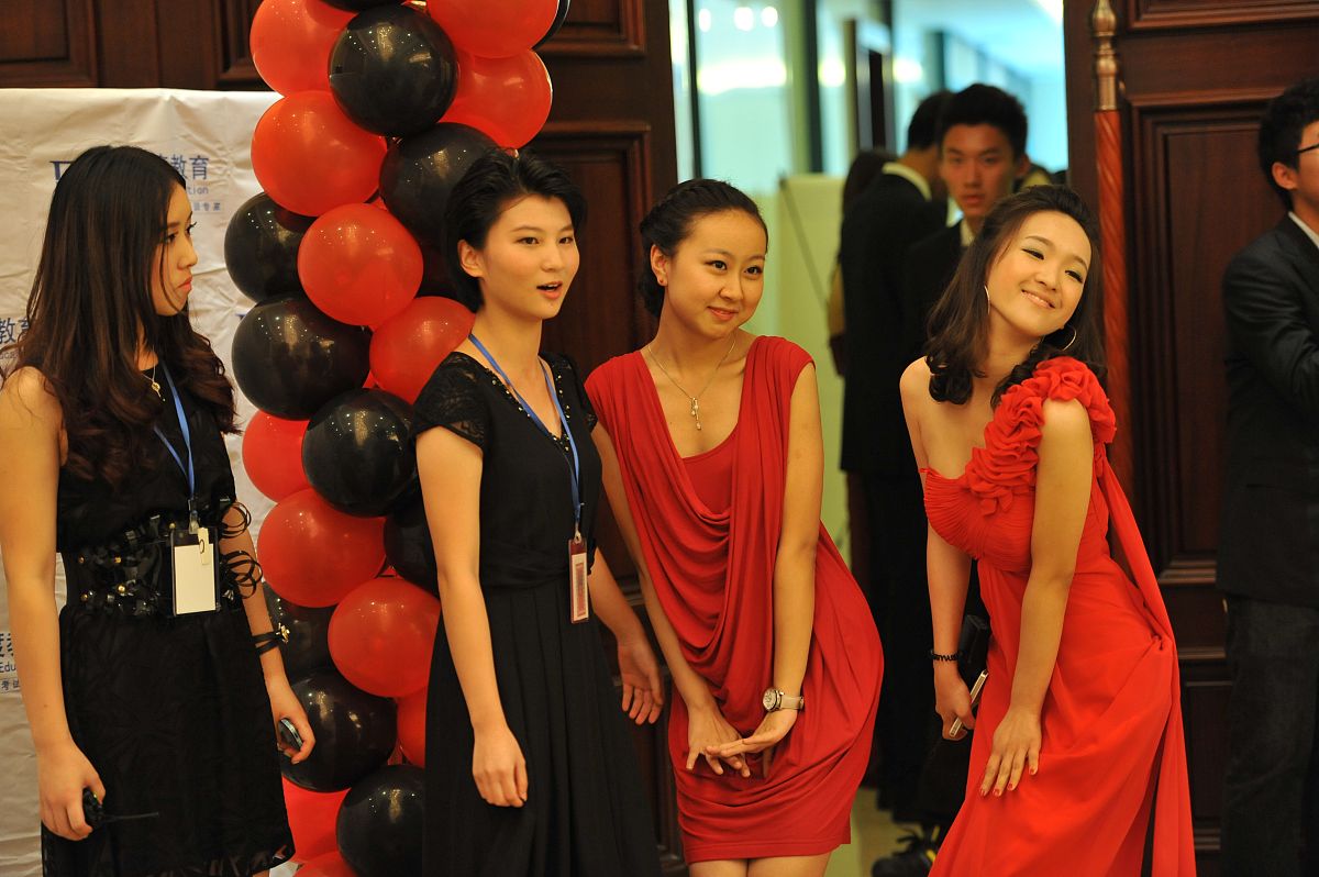 老同学聚会藏头诗：情谊长存，友谊永恒