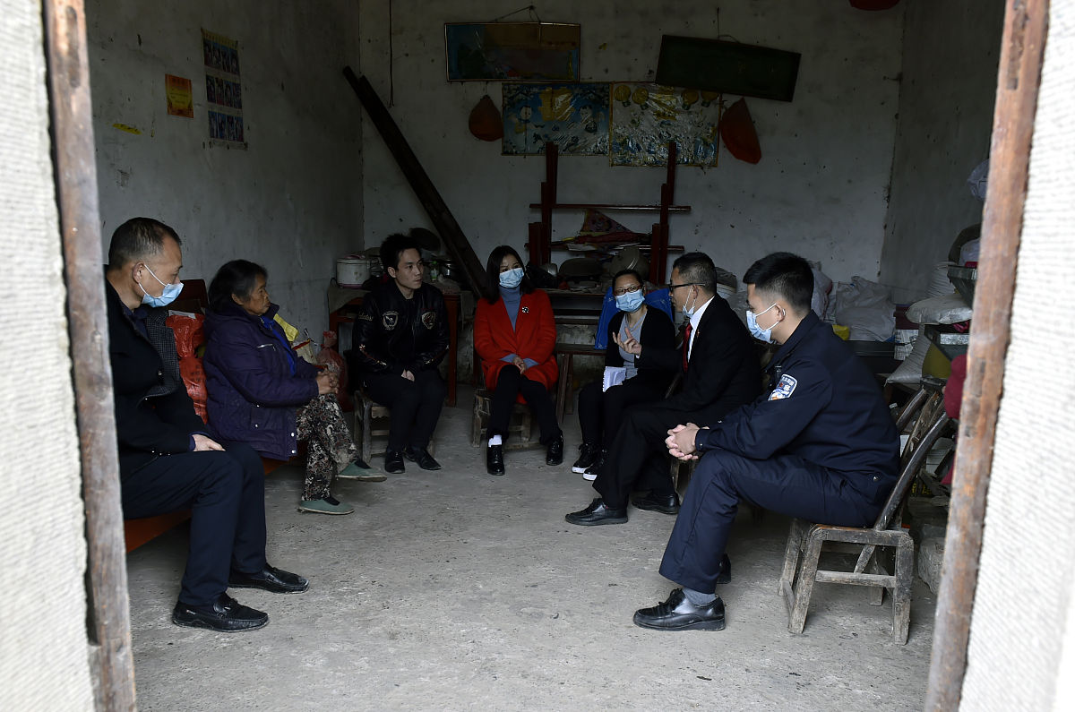 写10个关于禁毒走访调研的新闻稿标题内容：在宜宾筠连县金凤村玉壶公园等进行调研。例如：重走习总书记走过的路领悟脱贫攻坚带来的福--成工学子走进三河村体会奋斗出来的幸福。