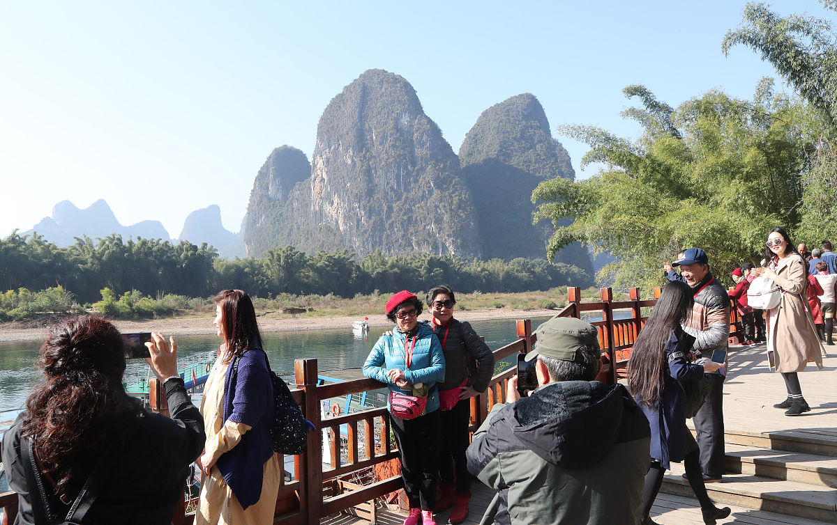 写一篇企业团建视频的配音串词年会地点在桂林
