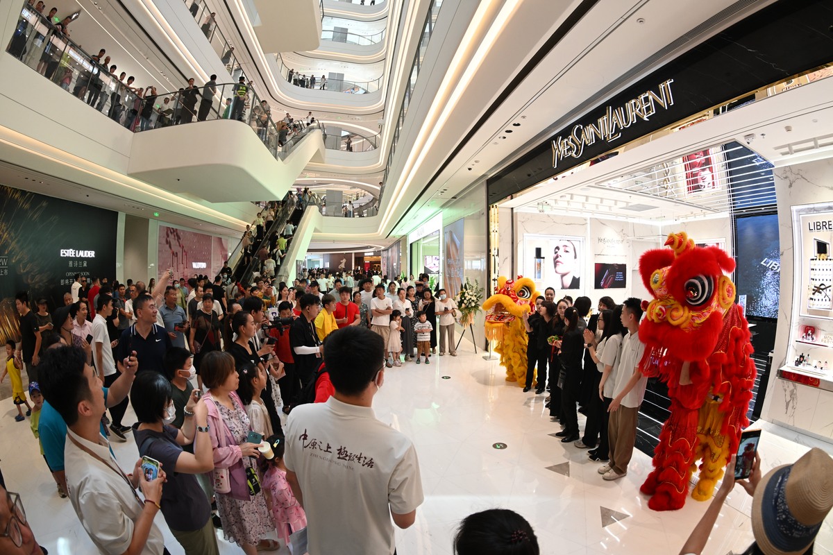 请写一个沈阳皇姑万象汇商场媒体推广方案内容要求：1受众分析 2媒体选择电视、广播2种传统媒体进行推广 3媒体组合 4刊播计划 5字数要求100字