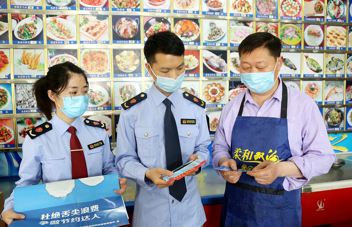 景山执法队开展夏季燃气安全检查，确保辖区安全可控