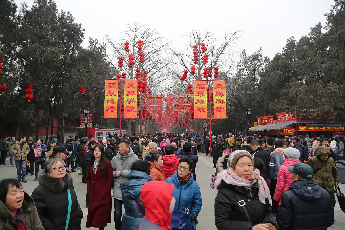  2017年1月28日,北京,第三十二届地坛春节文化庙会开幕.此次庙会以"金