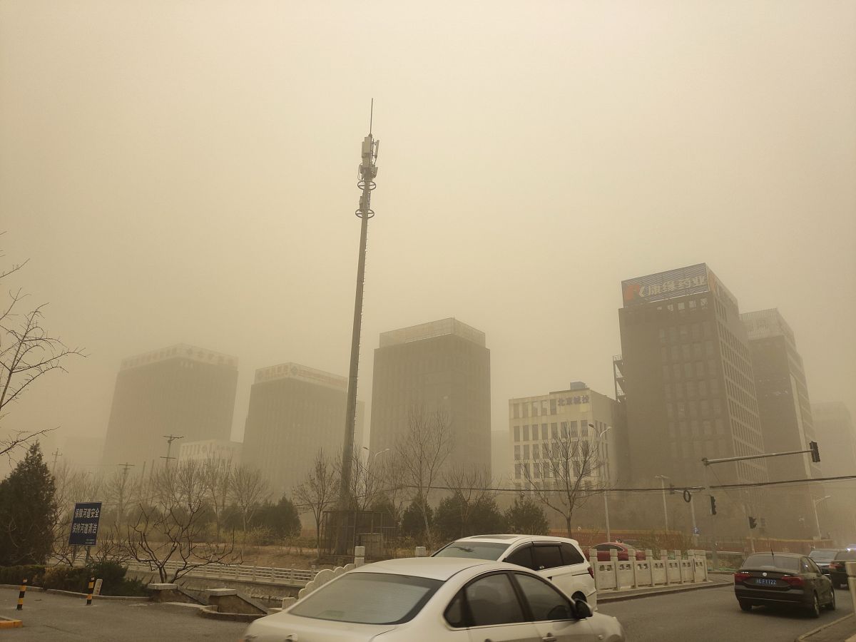 一、2019年12月8日北京市环境保护监测中心发布称8日凌晨开始北京的城区和南部地区受到区域重污染及大雾高湿条件影响污染水平迅速升高。9时起北京全市PM25均值达到5级重度污染。据介绍6日起受较大范围静稳、逆温、高湿等不利气象条件影响华北平原地区逐渐发展形成连片的空气重污染部分城市短时达到6级严重污染。国家大气污染防治攻关联合中心已及时组织专家会商对污染成因和发展形势进行分析研判：6日起京津冀及周