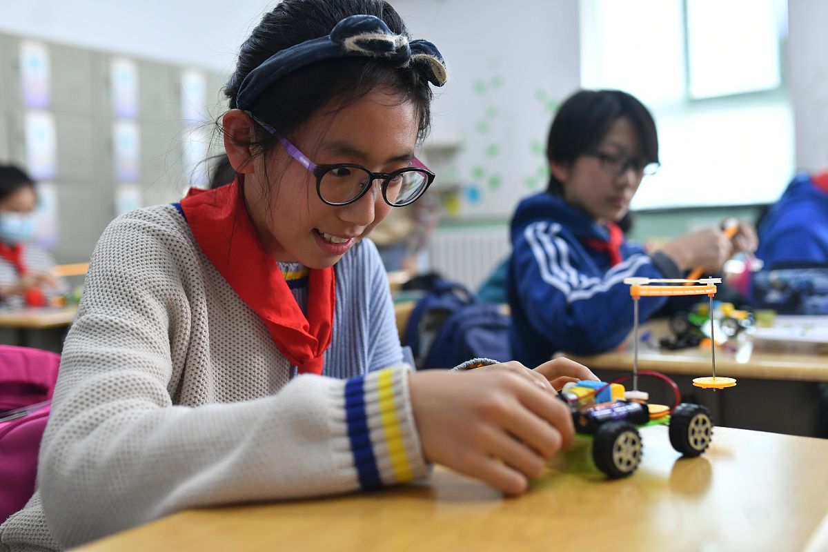请你对大中学生科技创新能力培育专项《大中学生科技创新能力培育专项》的培育内容撰写尽量增加数据和实例来进行阐述1 科技创新理论知识的学习2 科技创新实践技能的培养3 创新项目的选题和策划4 创新项目的实施和成果转化