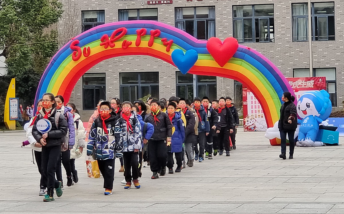 2022年2月16日上午,浙江省舟山第二小学门口,学生放学戴着口罩有序的