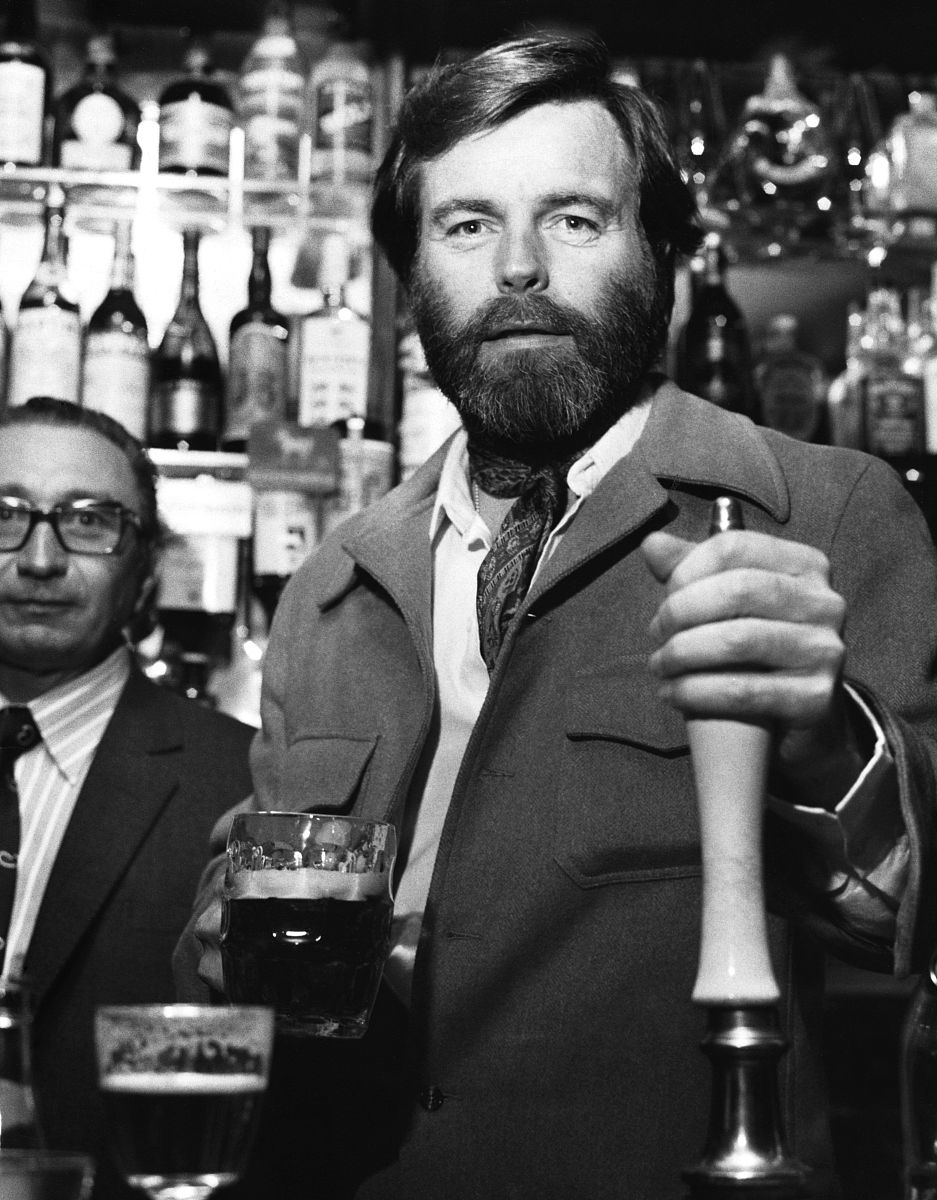 american actor robert wagner pulling a pint of beer in a pub in 