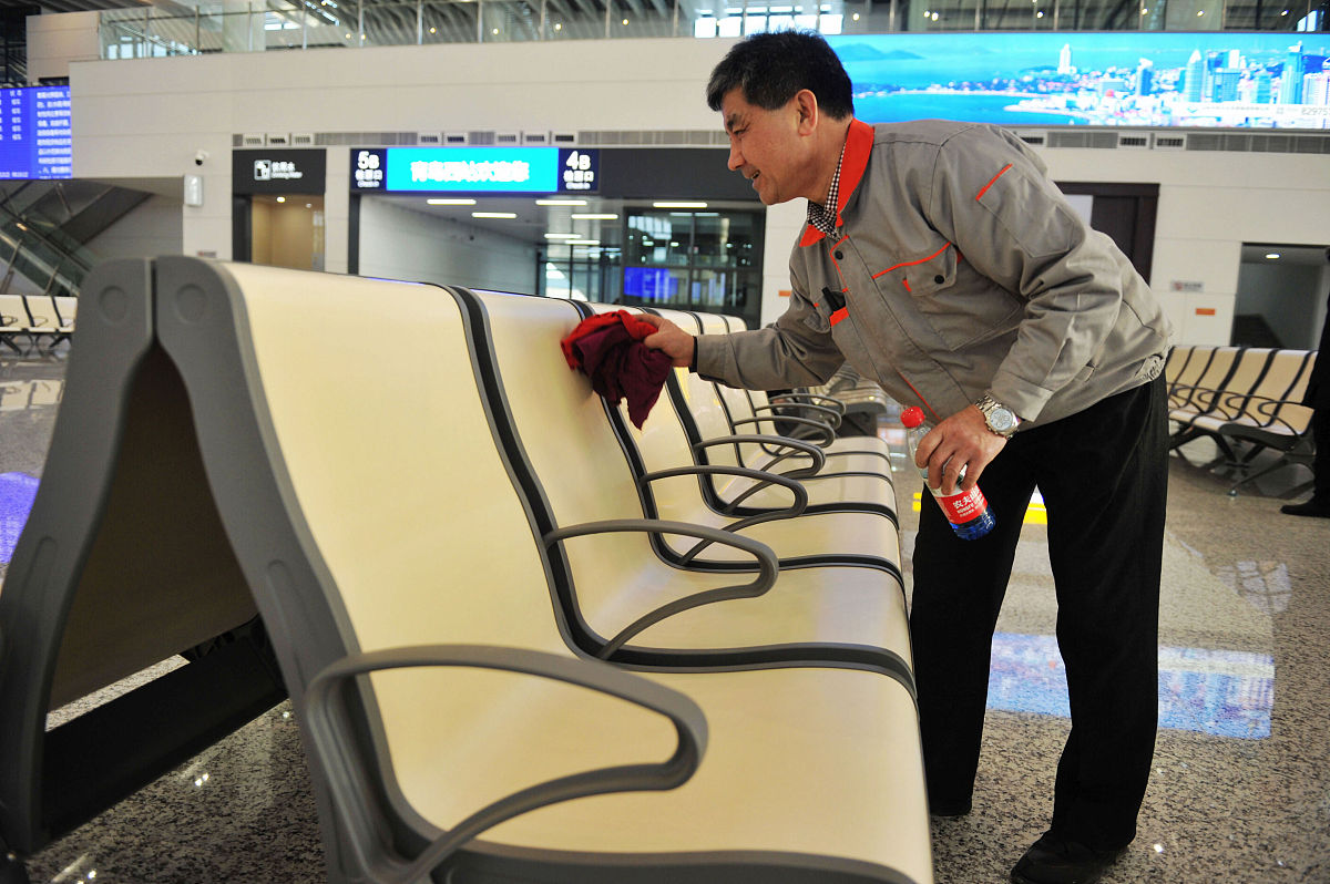 机务人员高效疏通飞机厕所提高旅客舒适度写一篇100字报道