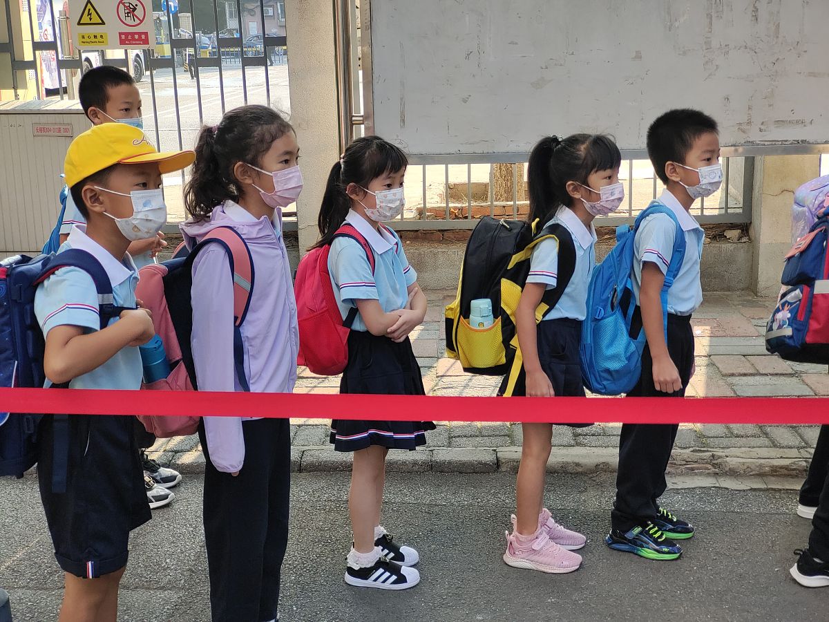 2021年9月1日,北京奋斗小学学生返校.小学生们戴口罩,排队进入,秩序井