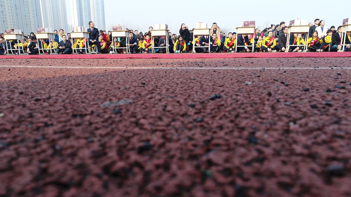2017年3月18日,襄阳五中2017届两千多名学子一起跨跃成人门,共同迎接