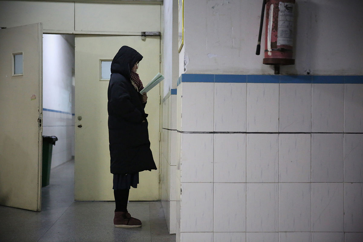 我要考研第一周需要学习数学第一章和专业课的第一章、第二章英语也要背1500个单词你能详细给我安排一下吗