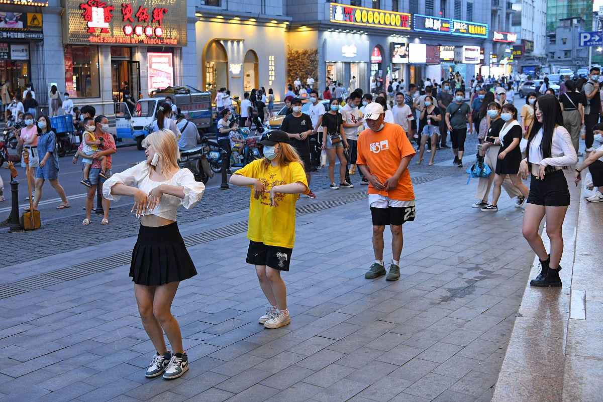 街舞表演：充满活力的都市街景