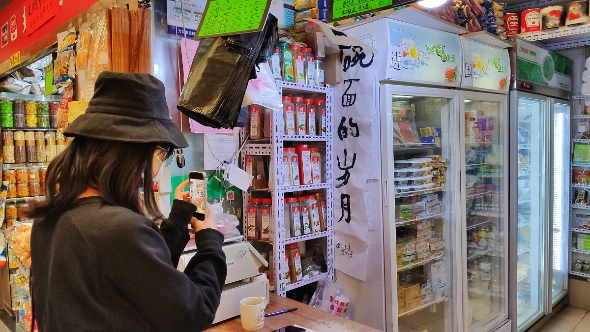 2021年5月5日,北京三源里菜市场成了"民以食为天"的展厅,近百幅著名艺