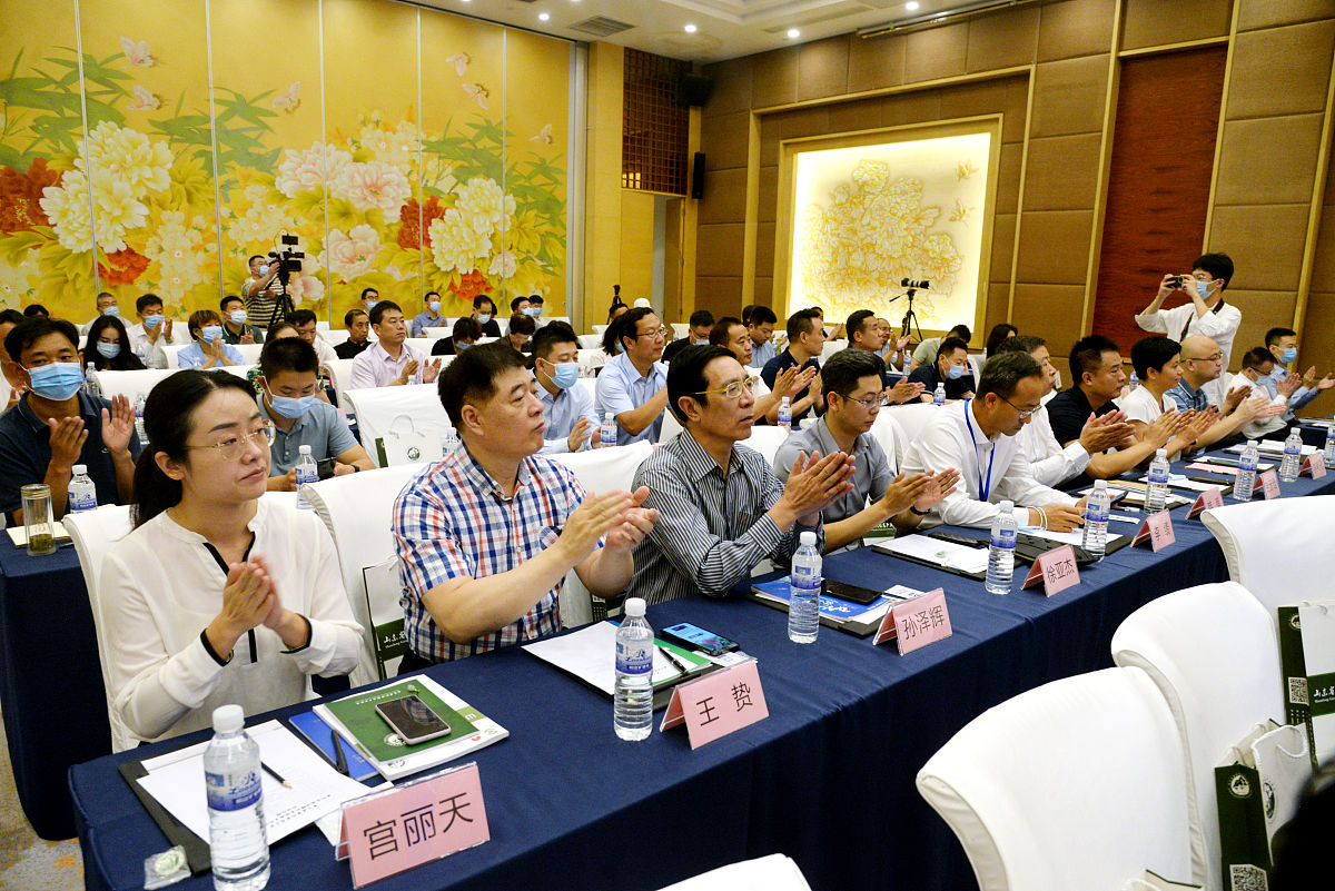 把下列句子变通顺且前后连贯：在会议中童总提到经过大家不懈努力西南项目目前取得了较好的成果客户也较为满意。对于偶尔出现的bug希望研发部门的测试人员能够制定明确的工作计划尽量避免bug的出现。今后在推进任何项目时我们都要秉持攻坚克难的决心积极主动解决问题及时响应客户的需求。同时推进西南项目的过程中我们也从中积累和沉淀了许多教训和经验希望大家可以自行总结和梳理。对于本次项目客户提出的好的建议我们要应用